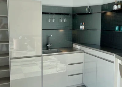 Glas-Bach Referenzen: Küchenrückwand aus Designglas Stream silver grey (Ansicht 1) - Umsetzung: Firma Küchen und Möbel Claus Holder