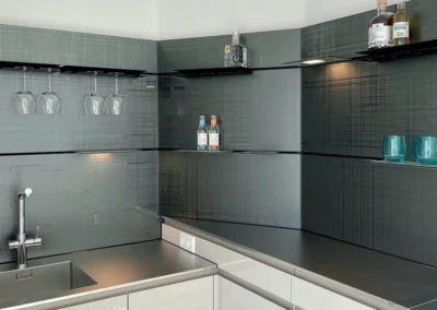 Glas-Bach Referenzen: Küchenrückwand aus Designglas Stream silver grey (Ansicht 2) - Umsetzung: Firma Küchen und Möbel Claus Holder